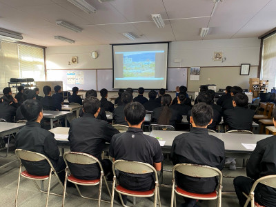 座学を受ける生徒たち