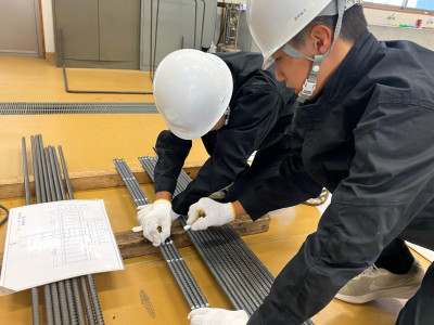 鉄筋の割り付け作業をする生徒