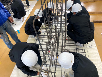 ガス圧接作業の説明を受ける生徒