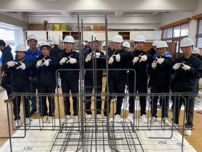 課題の組立てを進める様子