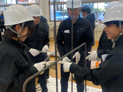 鉄筋を組み立てる生徒たち