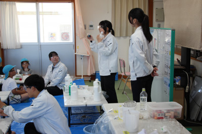 お酢を加える様子