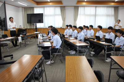 講習会で学ぶ生徒たち