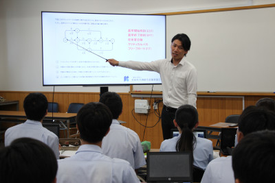 講習会で学ぶ生徒たち