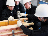 型枠の設置作業