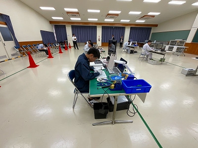 製図に取り組む杉本さん