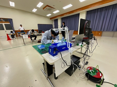 製図に取り組む宅見さん