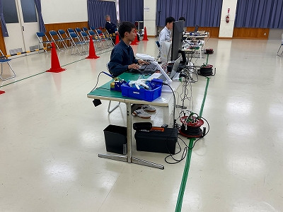 プログラミングに取り組む杉本さん