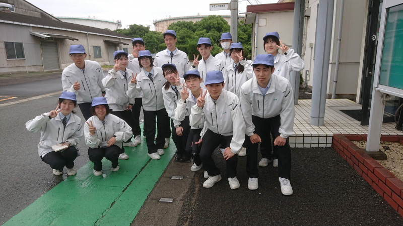 工場敷地内の見学風景