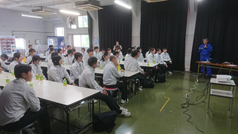 説明を聞く様子