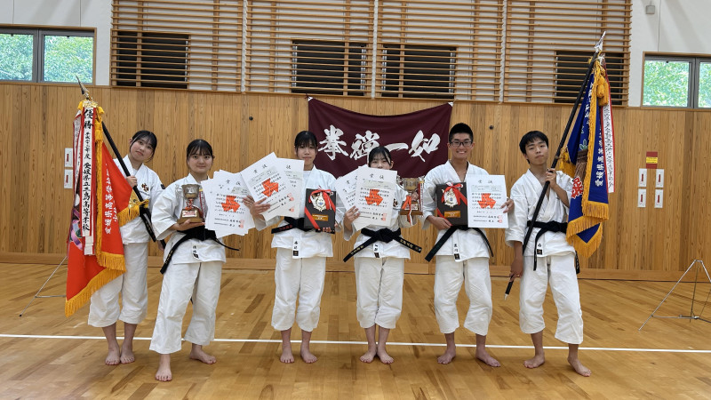 女子優勝メンバーの集合写真
