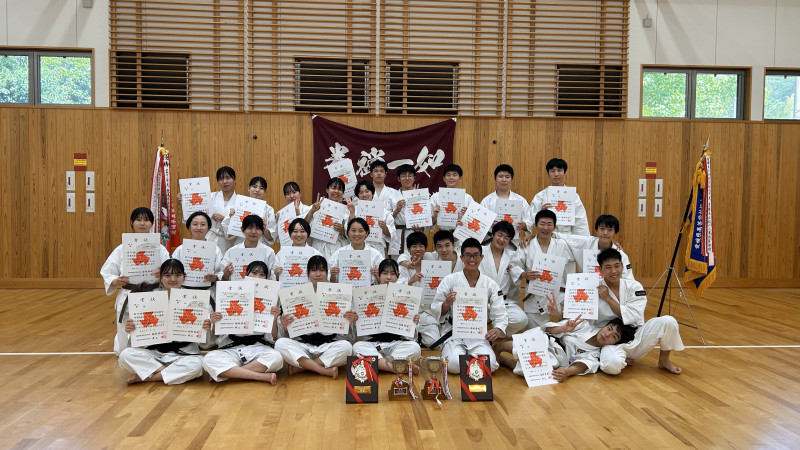 男子優勝メンバーの集合写真