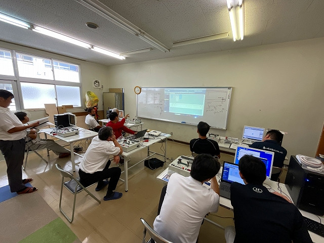 シーケンス制御研修の様子（装置の確認中）