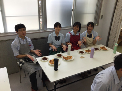 7班 試食の様子