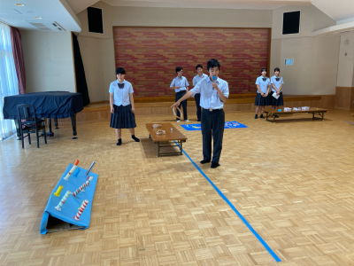 遊びの説明をする様子