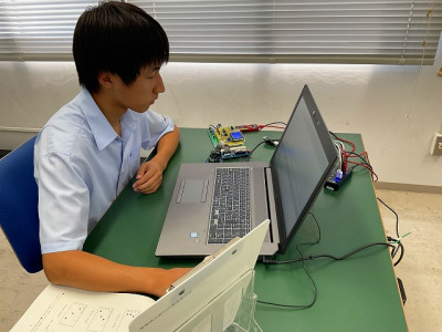 プログラミングをする杉本さん