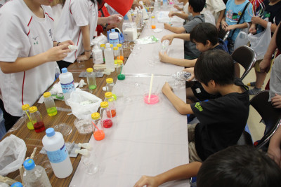 スライム作り体験の様子②