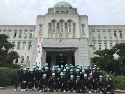 県庁前での集合写真
