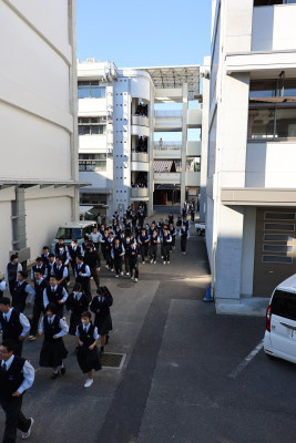 避難訓練での避難の様子