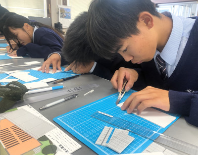 模型製作中の生徒たち