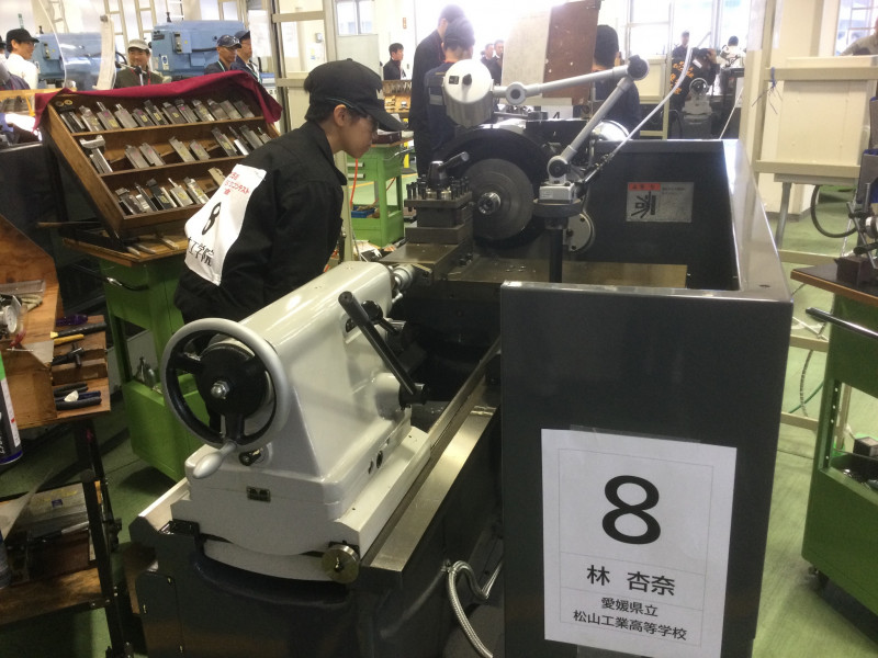 旋盤作業に集中する林さん