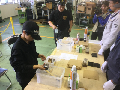 旋盤作業中の林さん