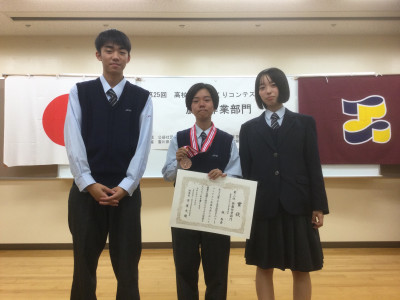 共に活動した仲間と記念写真