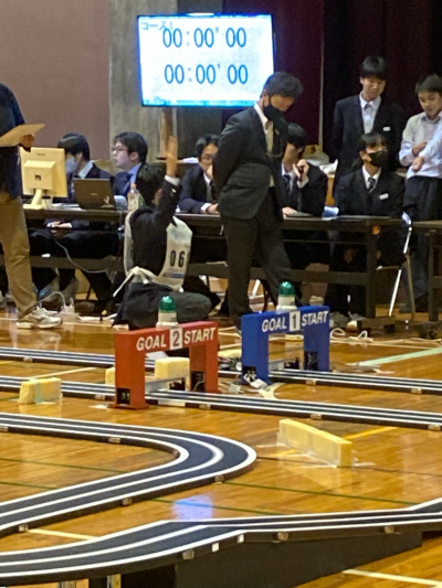 競技中のマシン走行場面