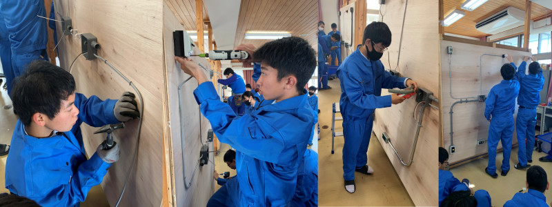 施工ボードに配線作業を行う生徒