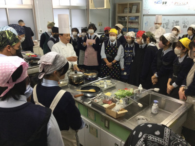 近藤シェフによる調理の説明