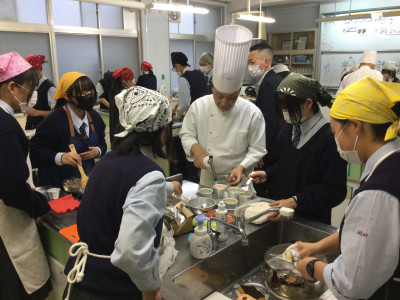 7班 クレームブリュレ調理の様子