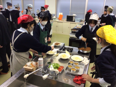 6班 盛り付けの様子