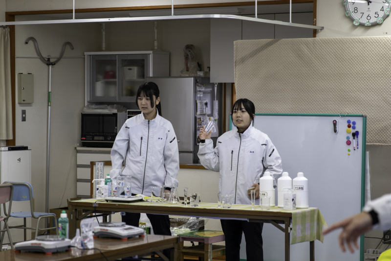 さくら小学校児童クラブでのおもしろ実験の様子