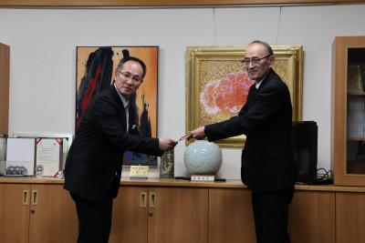 寄贈品贈呈式の様子