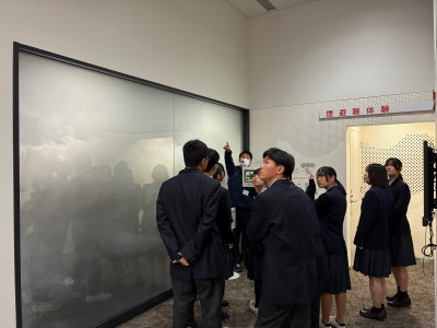 煙避難体験を行う様子