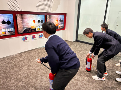 消火活動体験を行う様子