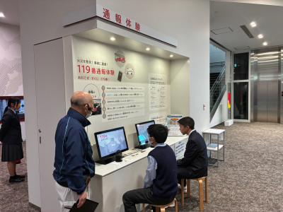 通報体験を行う様子