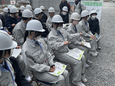 現場説明を受ける様子