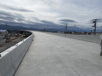 建設途中の高架橋を歩く体験