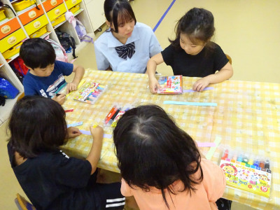 紙飛行機づくりの様子