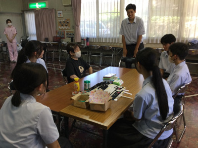 うちわづくりの様子1